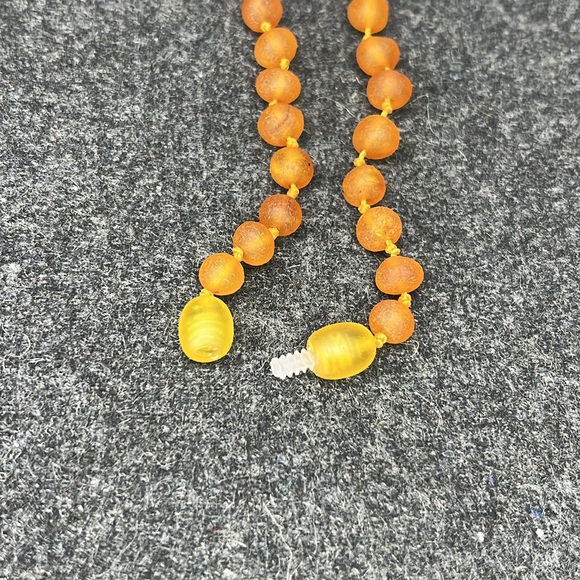 Raw amber necklace for teething babies - Picture 7 of 7